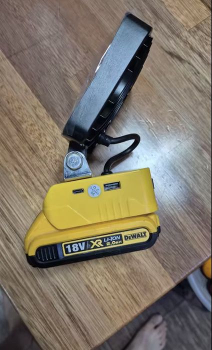 Прожектор лампа освещения павербанк на dewalt акуму новий якісний ліхт
