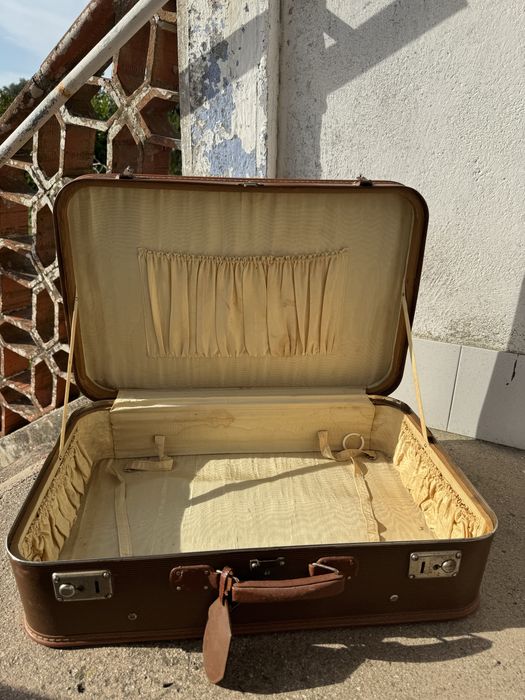 Mala de viagem muito antiga