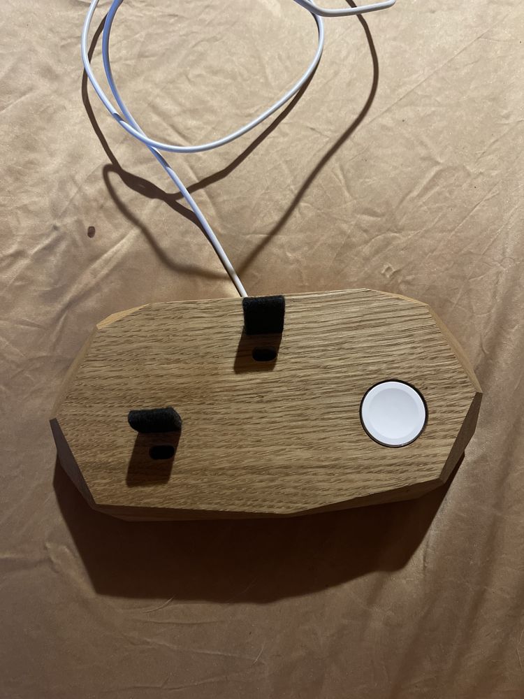 Drewniana podstawka na dwa telefony i ładowarka do Apple Watcha