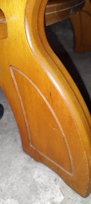 Owalna ława do salonu z szybą