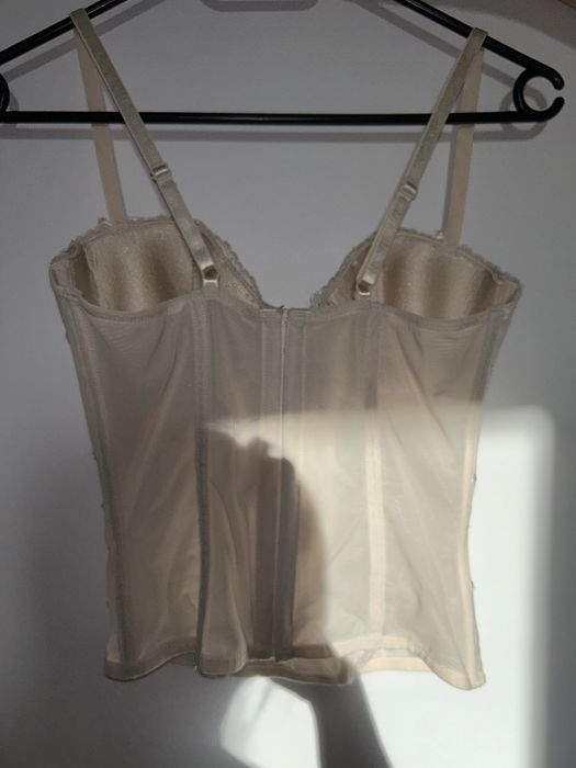 Beżowy top gorsetowy H&M – podkreśl swoją sylwetkę modnym fasonem!