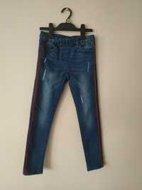 Spodnie jeansy na gumce, tregginsy skiny z lampasami r. 128