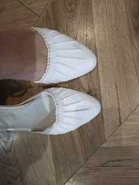 Białe buty 39 obcas