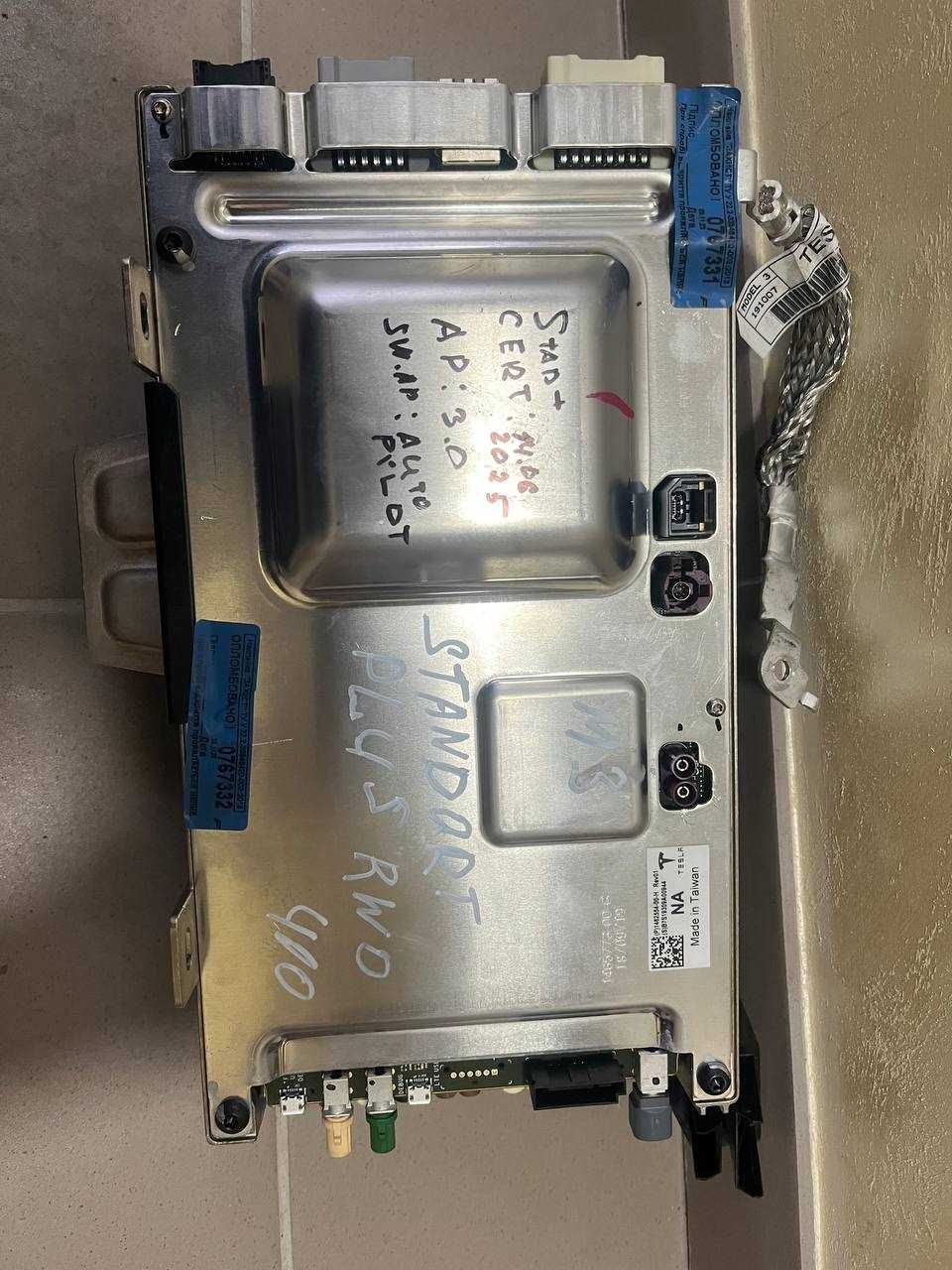 Блок управління Tesla Model 3 146577300C Tesla