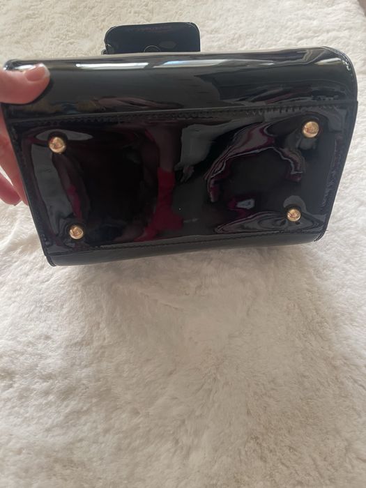 Продам кожаную лаковую фирменную сумку боченком! С множеством отделени