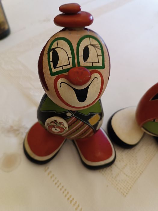 Vendo dois palhaços em pedra pitados