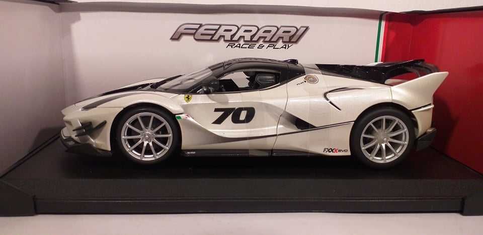 1/18 Ferrari FXX EVO #70 - Burago R&P