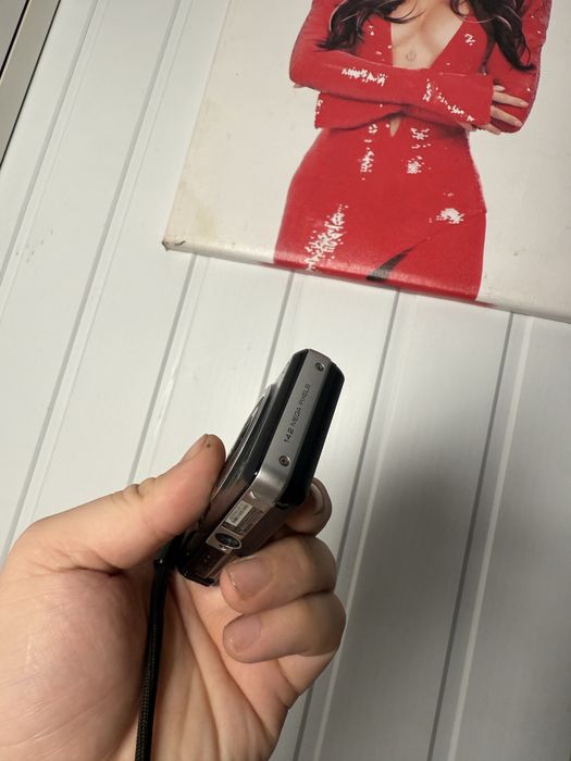 Цифровий фотоапарат Samsung з селфі дисплеем