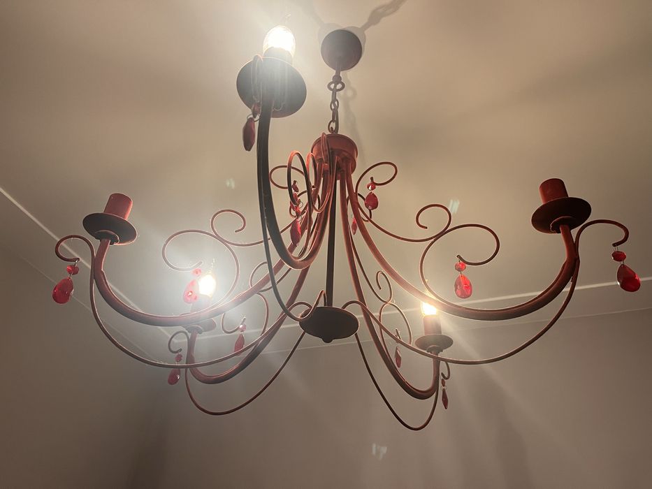 Candelabro de com 5 pontos de luz. Veludo vermelho. Vai com 3 lampadas