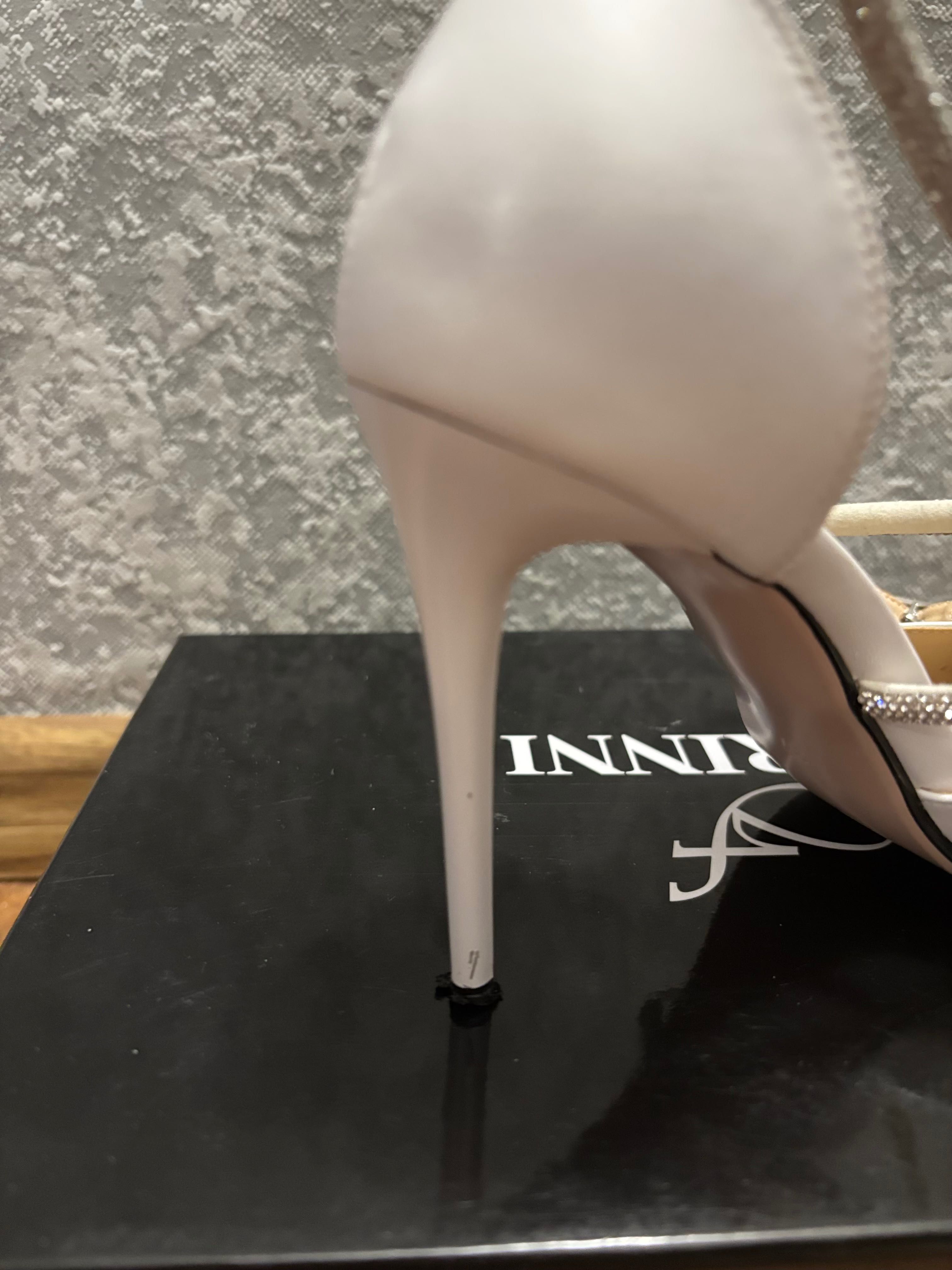 Білі жіночі туфлі