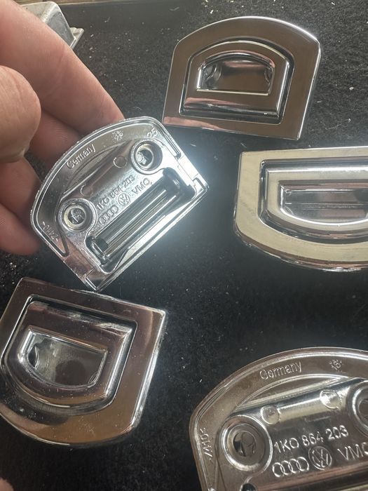 Фіксатор в багажник audi q5,q7,vw passat ,golf,1k0864203