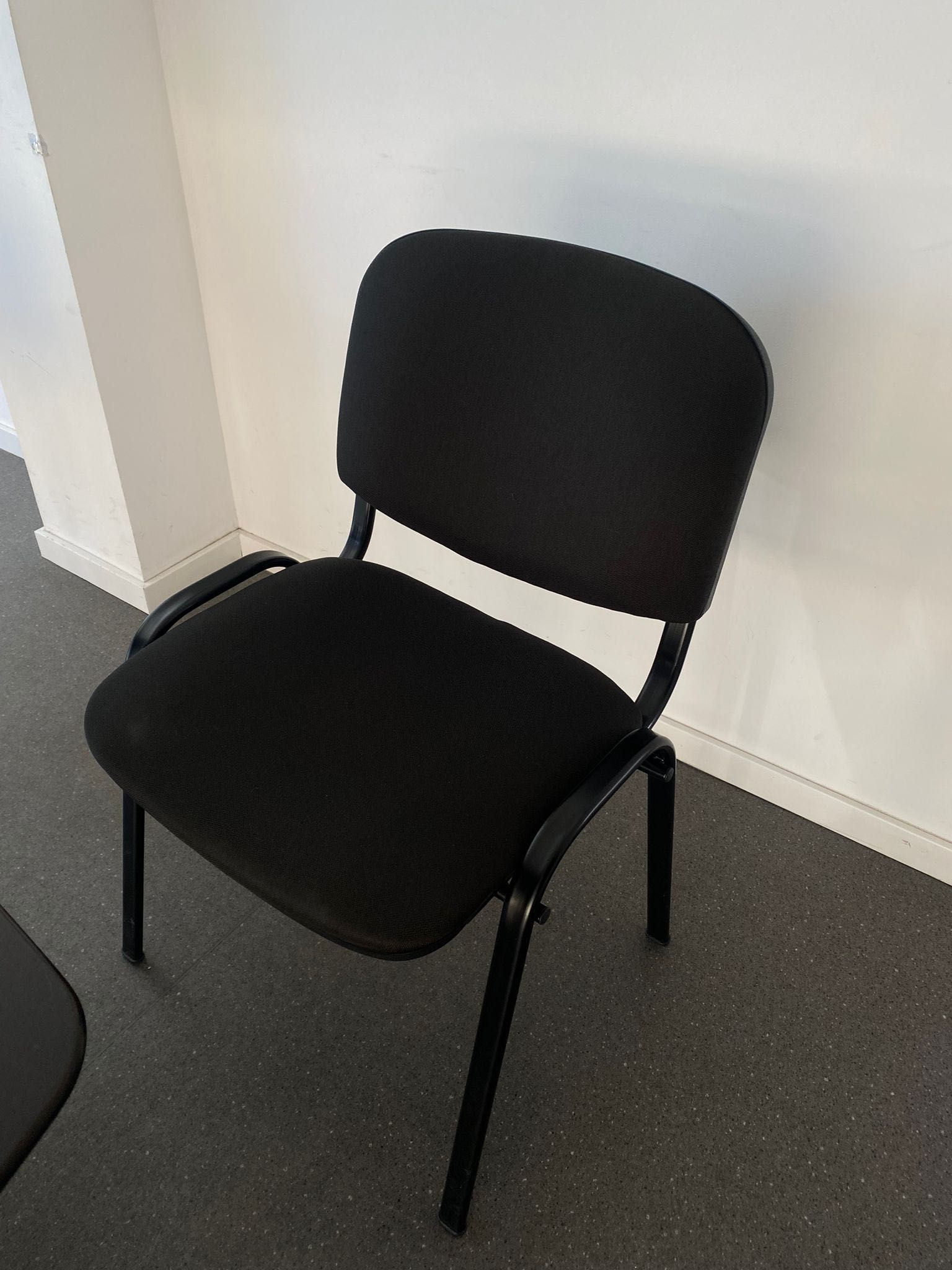 Cadeira escritório preta com pala e sem pala