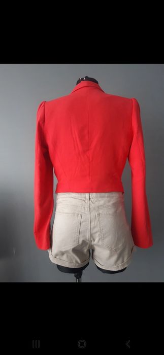 Koralowy żakiet bolerko