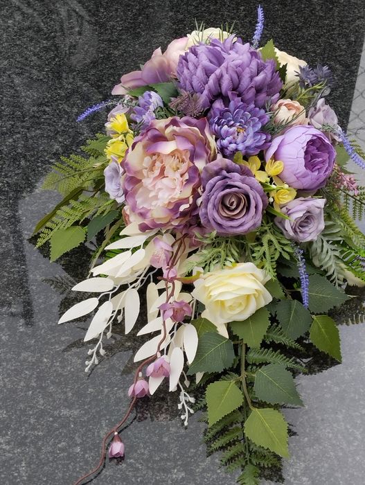Stroik na grób cmentarz pomnik kompozycja wiązanka sztuczne chryzantem