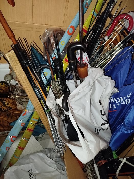 Віддам старі зламані парасольки