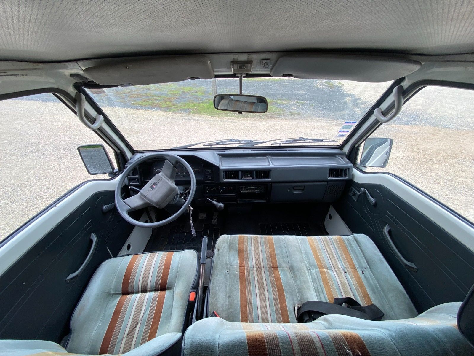 Mitsubishi L300 9 LUGARES