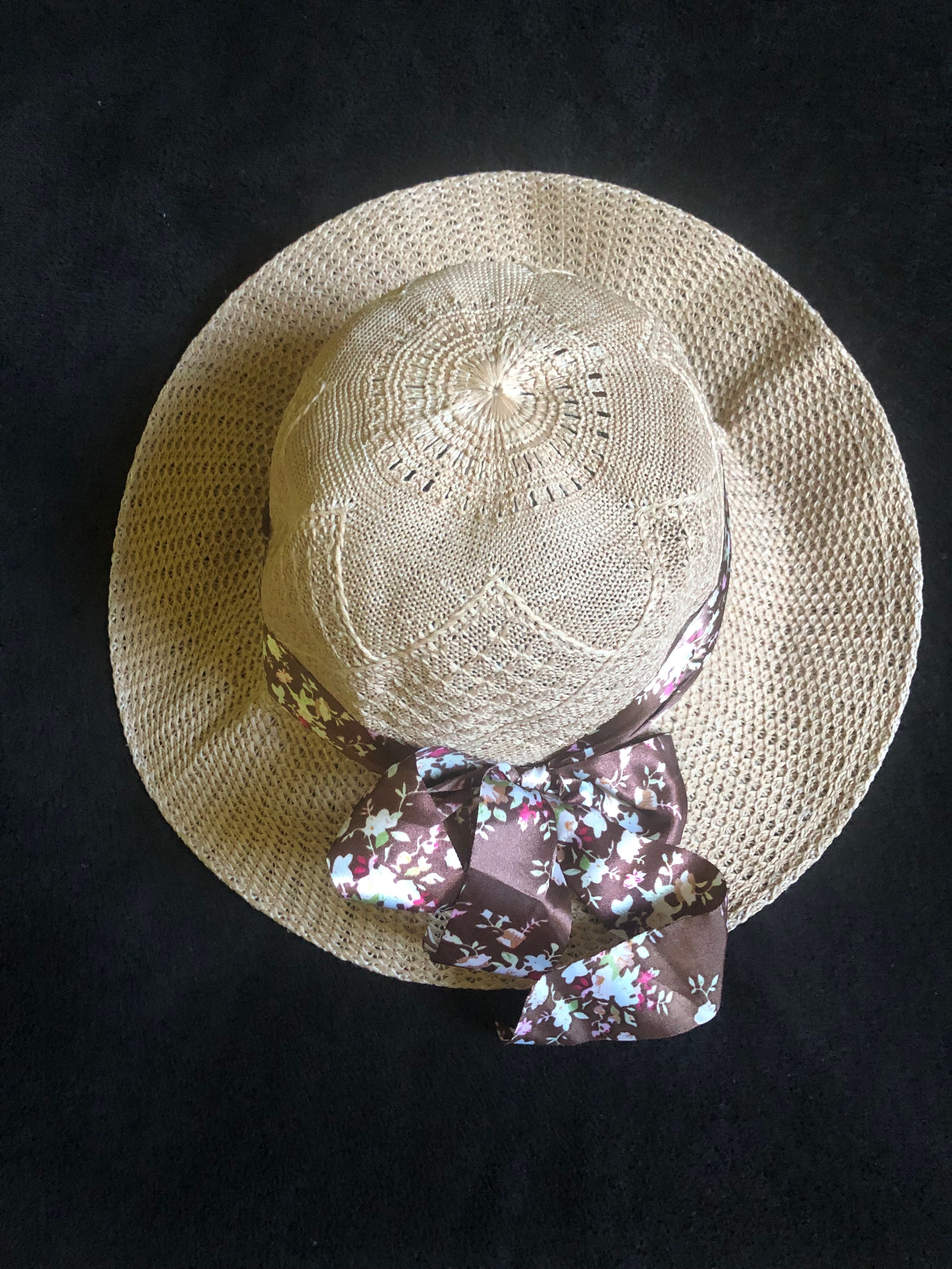 Wakacyjny przeciwsłoneczny kapelusz