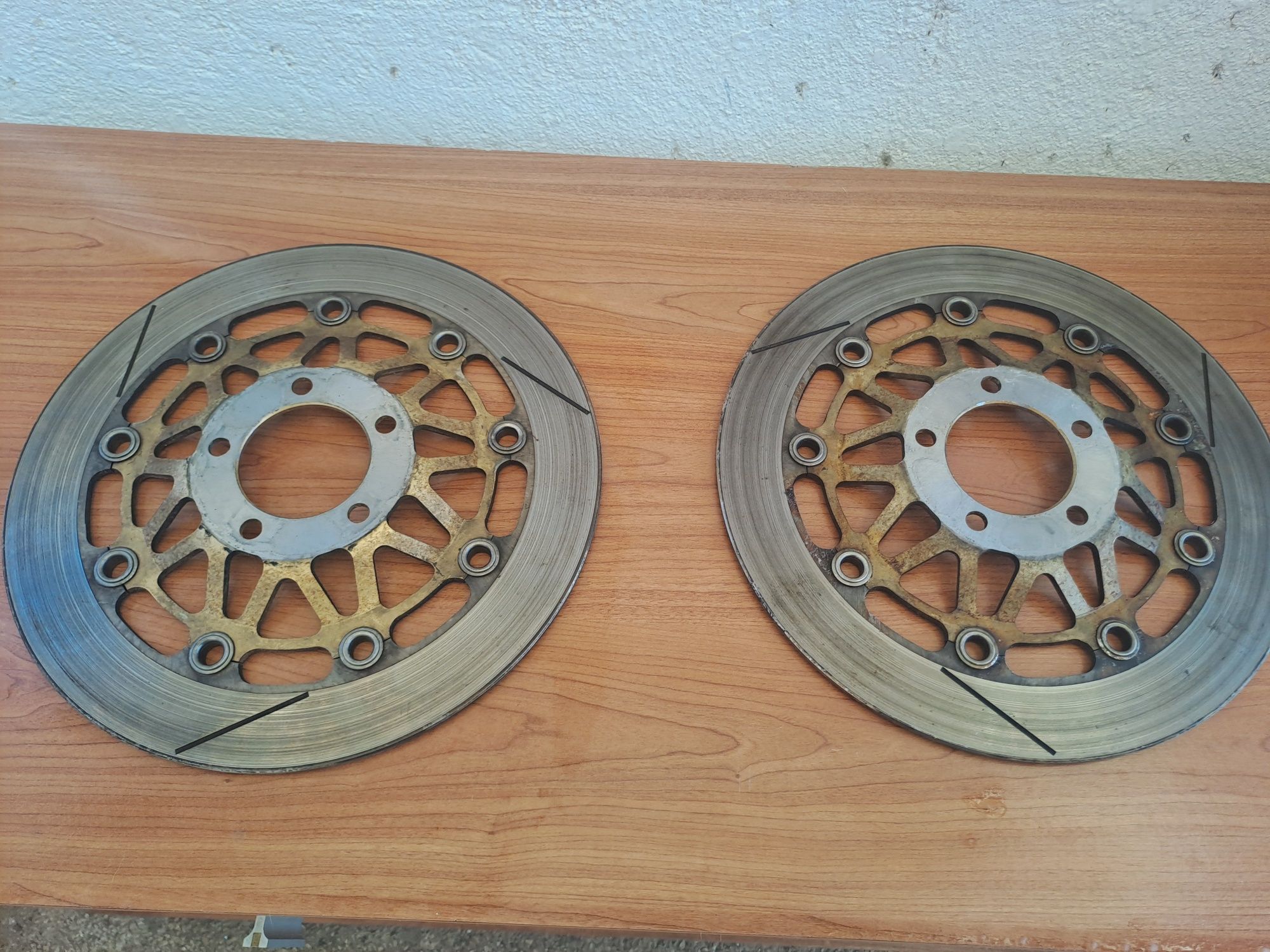Discos frontais de uma Suzuki RGV250 VJ22