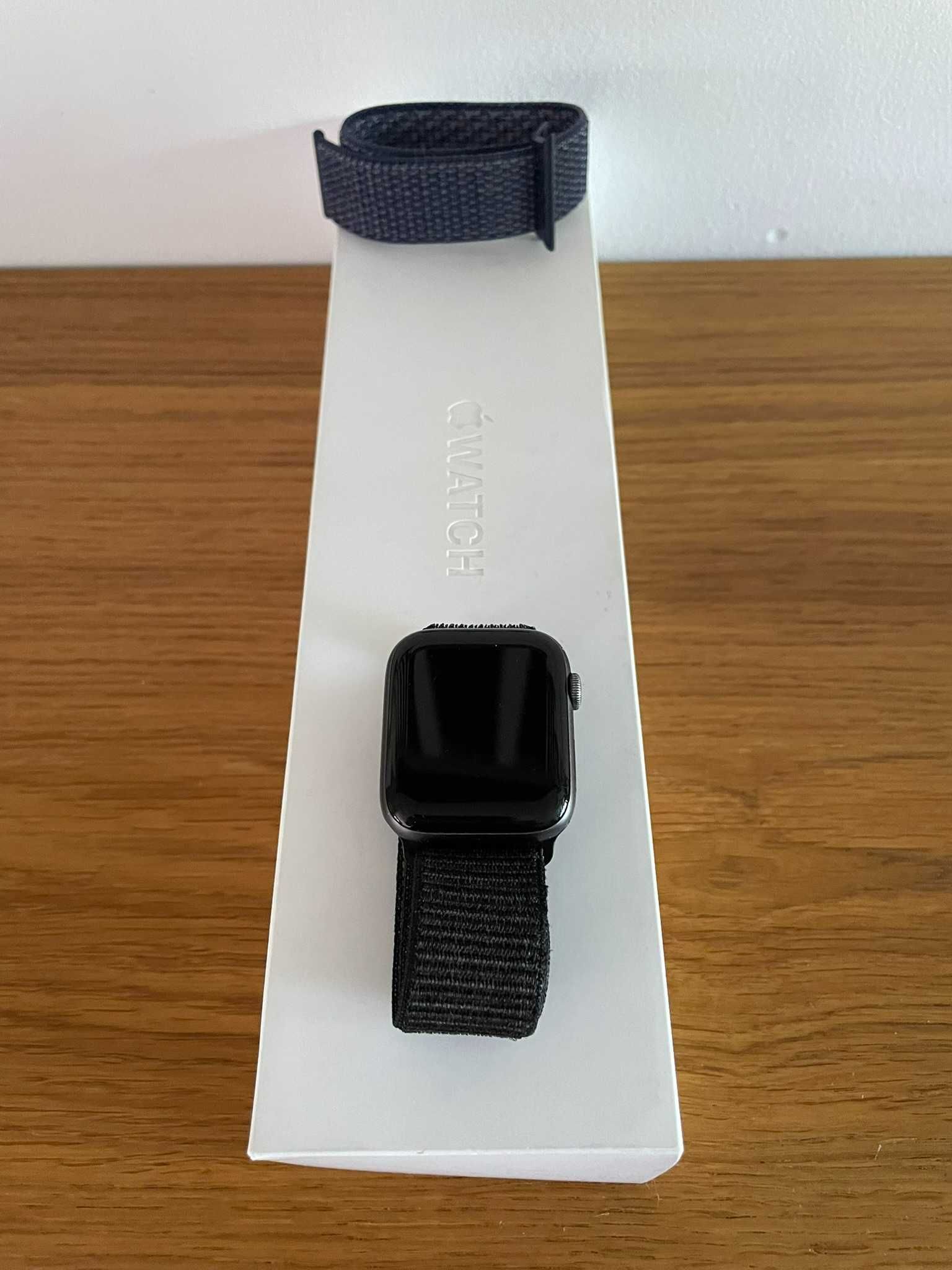 Apple Watch 4 44mm GPS z 3 paskami