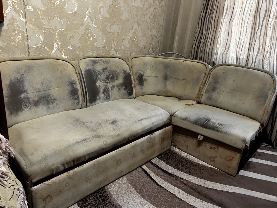 М»який куточок 1,30*2,00 (спальне місце) потребує ремонту