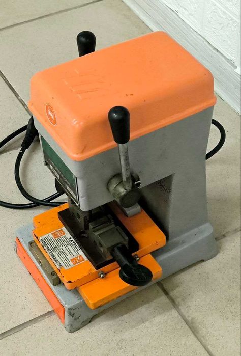 Вертикально-фрезерний верстат для виготовлення ключів, дублікатор