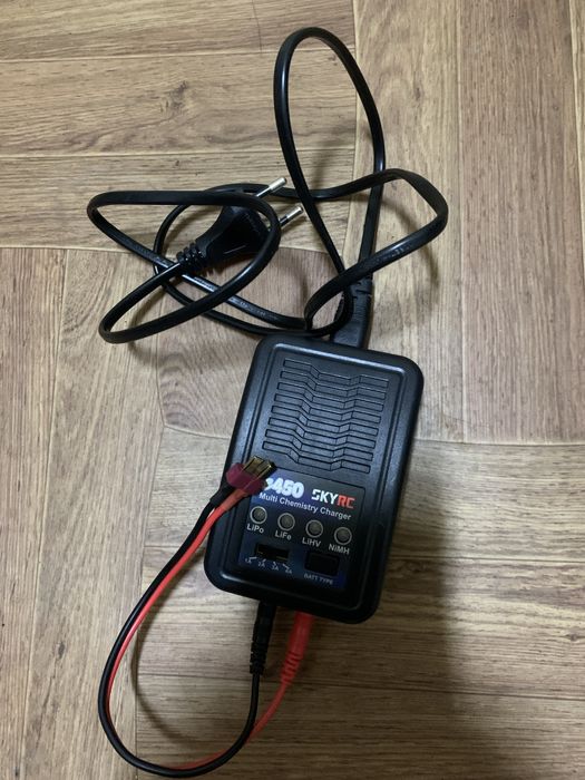 Зарядний пристрій SkyRC e450