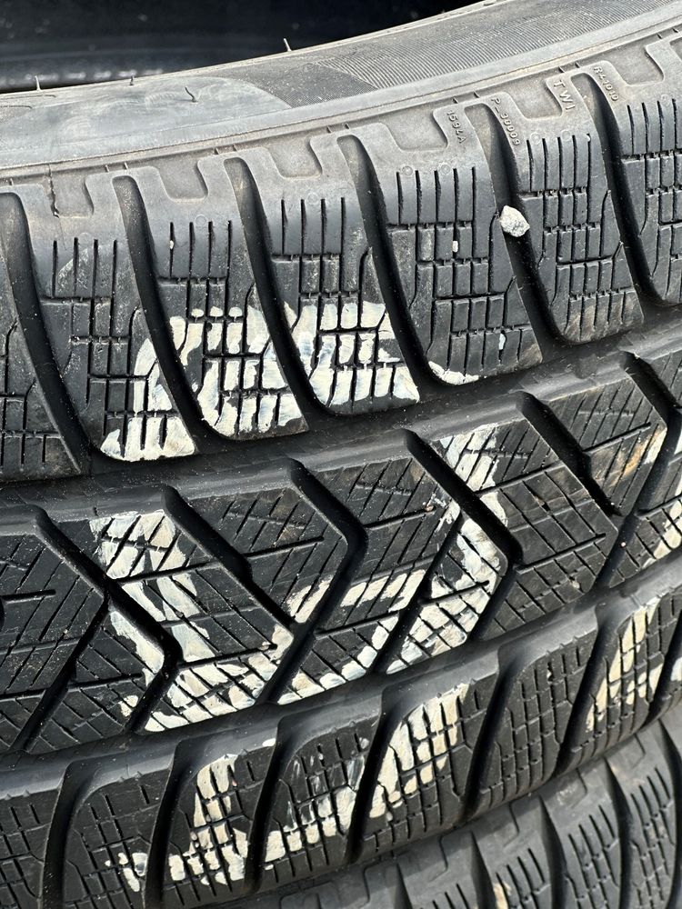 Zimowe opony Pirelli 235/50 R19 103H