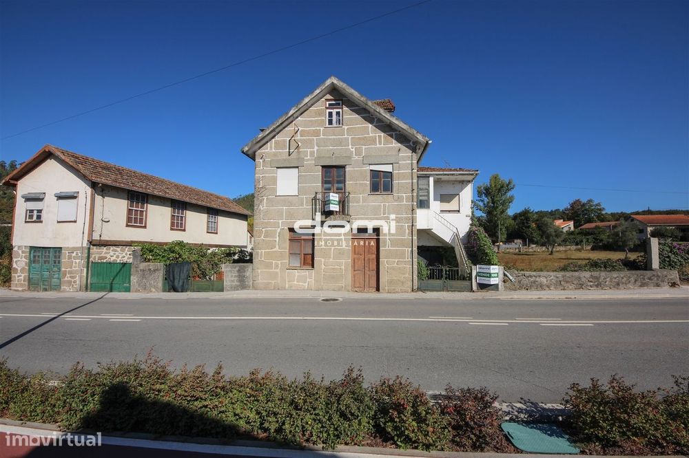 Moradia em Pedra com 3 Pisos para Recuperar – São Pedro do Sul