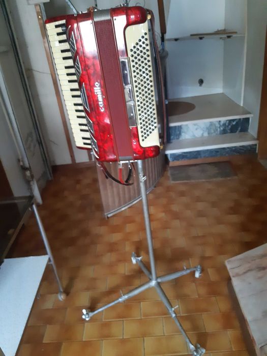 vendo acordion de teclas 120 baxos camilo