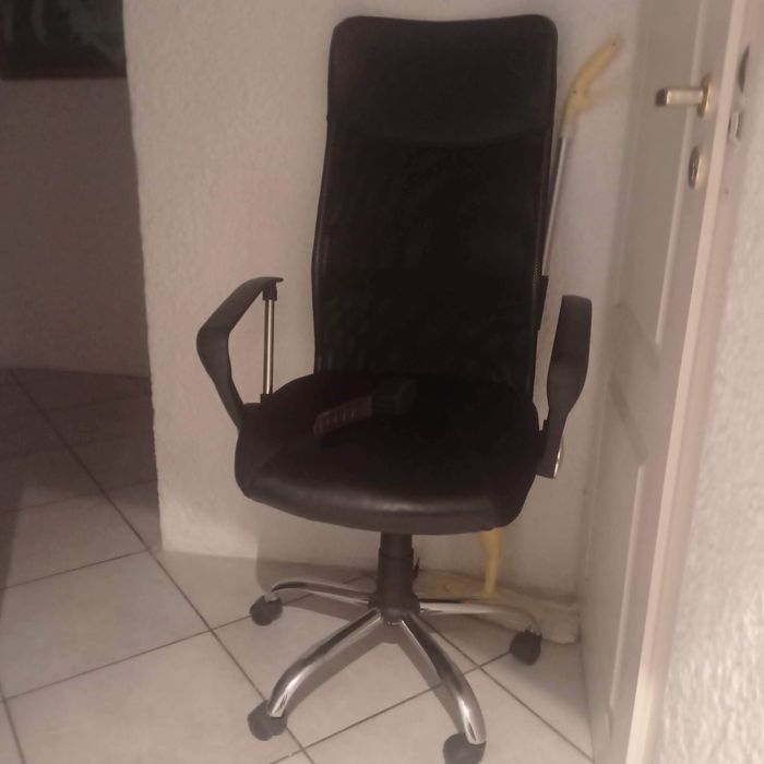 Krzesło biurowe kolor czarny