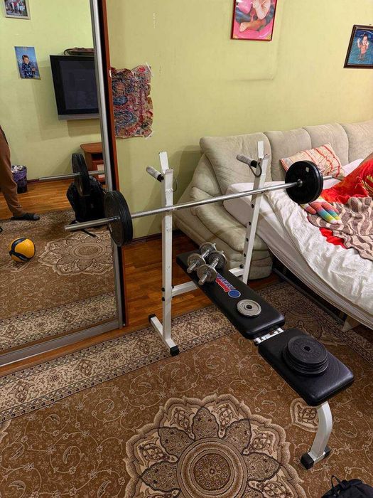 Скамья для жима + штанга + блины + гантели