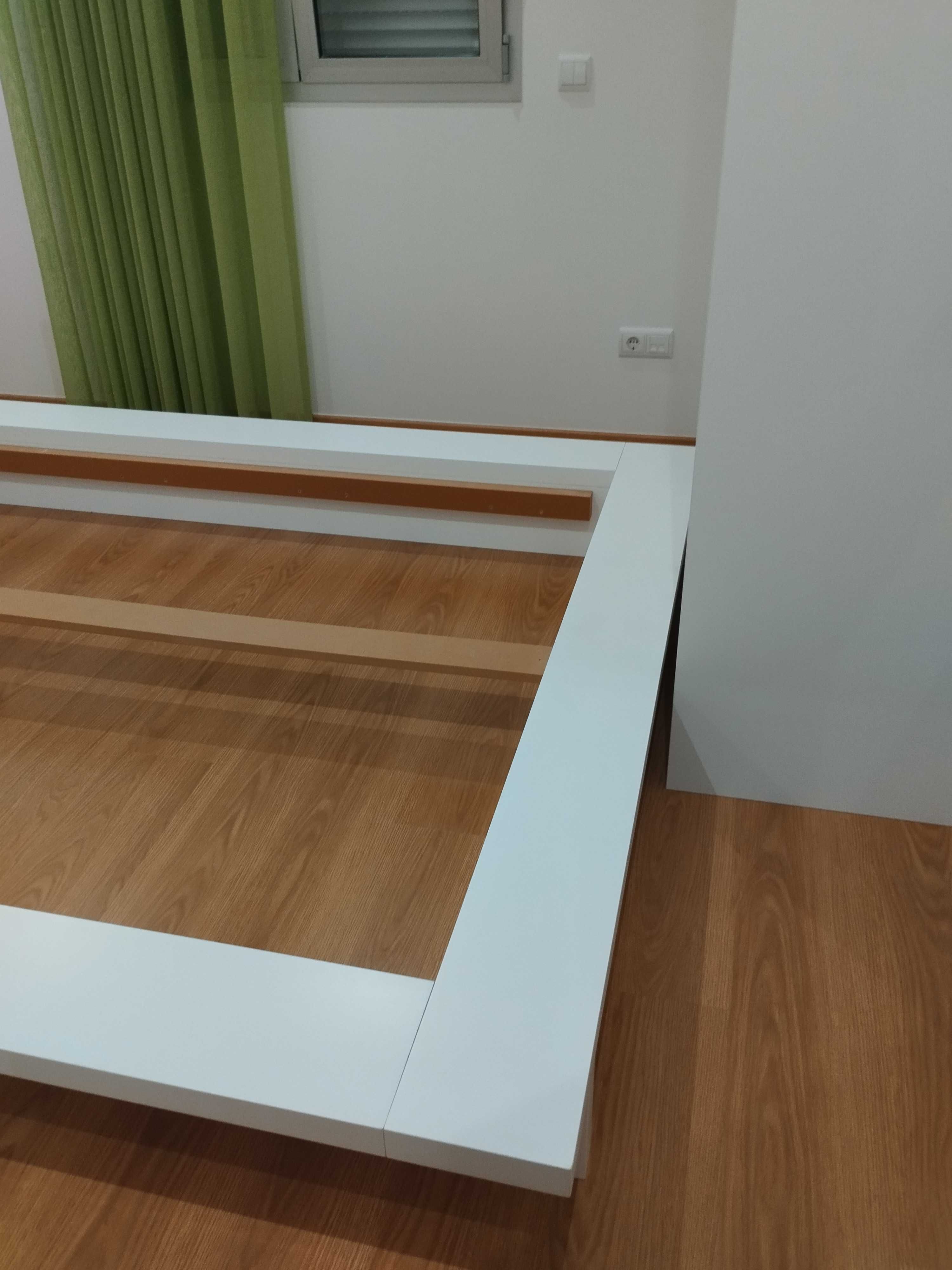 Cama casal  branca