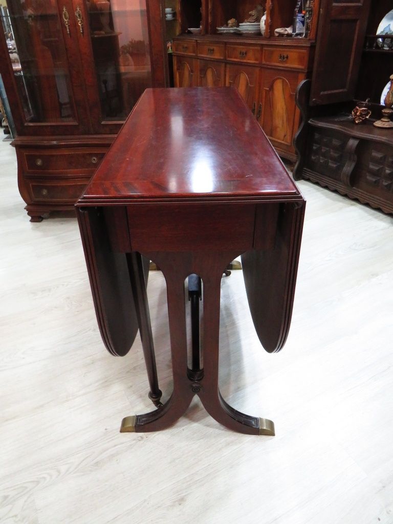 Mesa de abas, acabamentos em metais dourados.