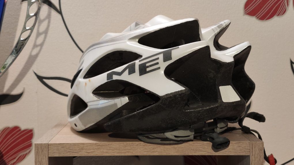 Kask Met Veleno L 56-62cm