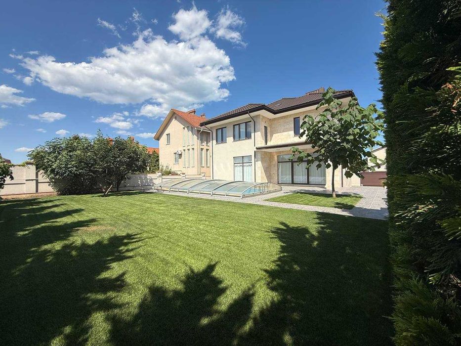 Надёжный дом в Совиньоне с подвалом-укрытием и бассейном. 7,2 сотки.