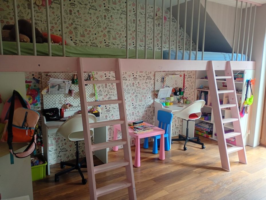 Łóżko piętrowe,dwa biurka.