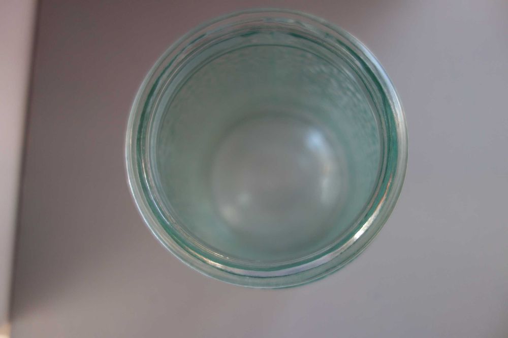 piękne błękitne szkło norweskie z wypukłą grafiką na powierzchni szkła