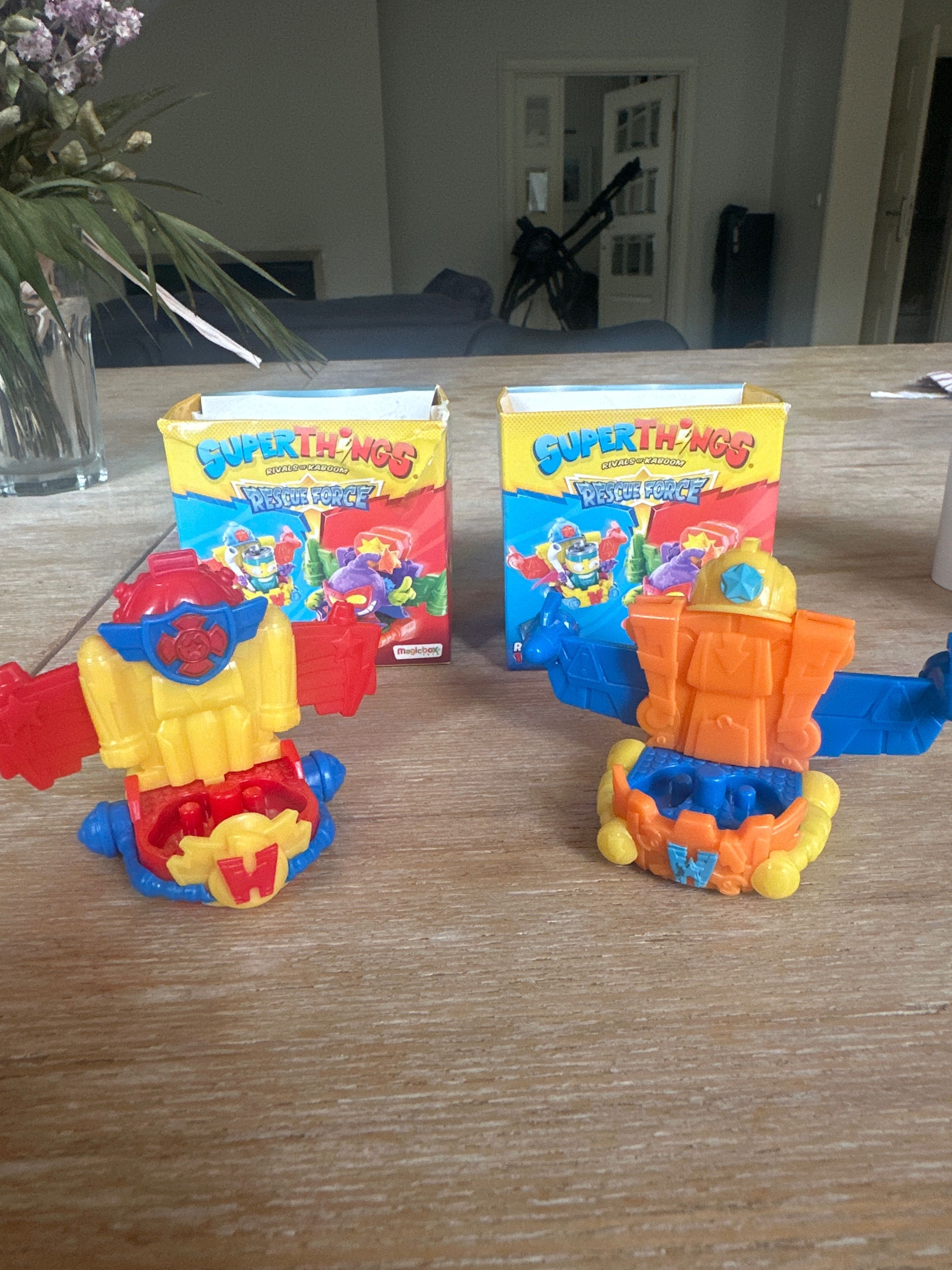 Superthings rescue jet seria Rescue force pojazdy watermax i toolikit