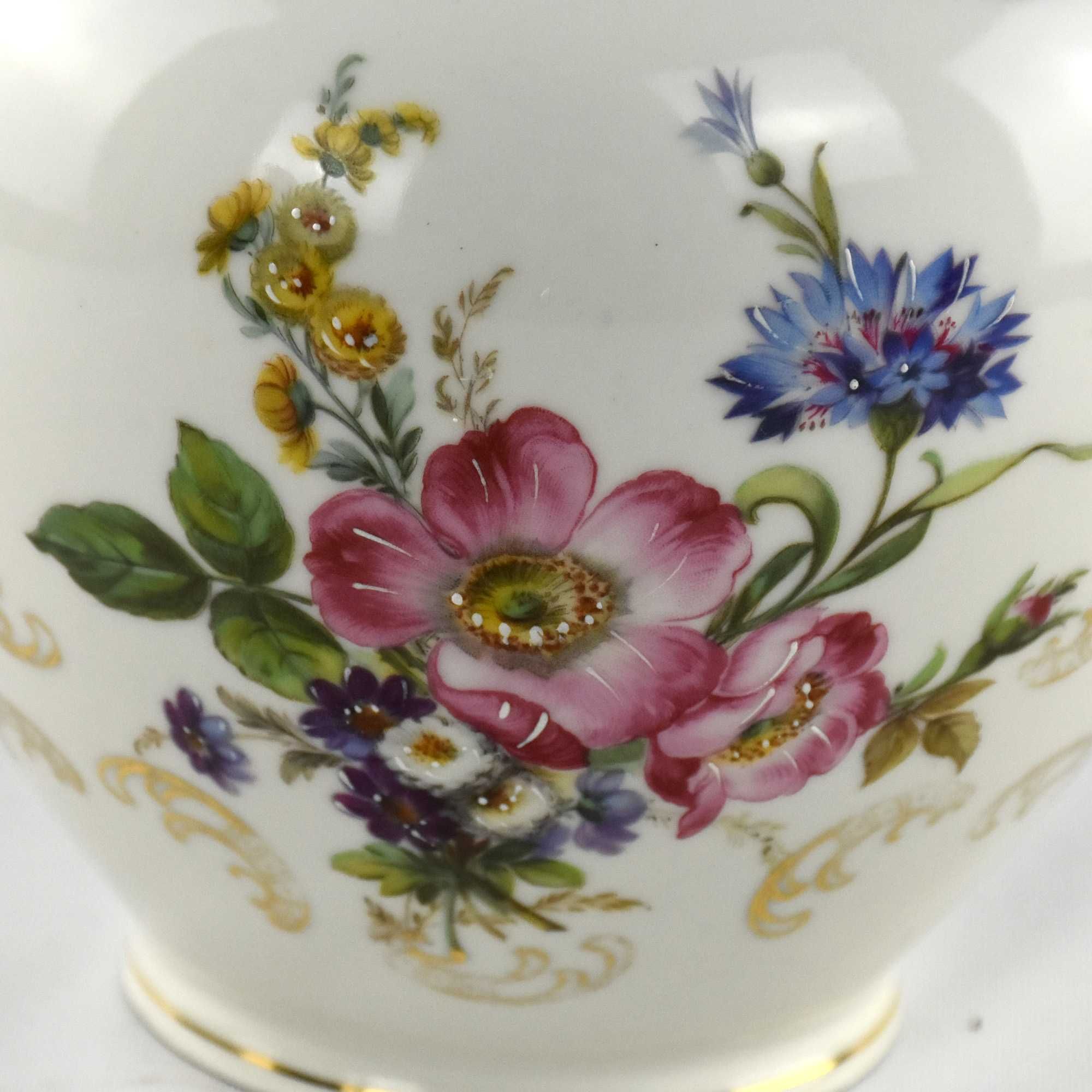 Bule em porcelana Artibus decorado com flores e ouro