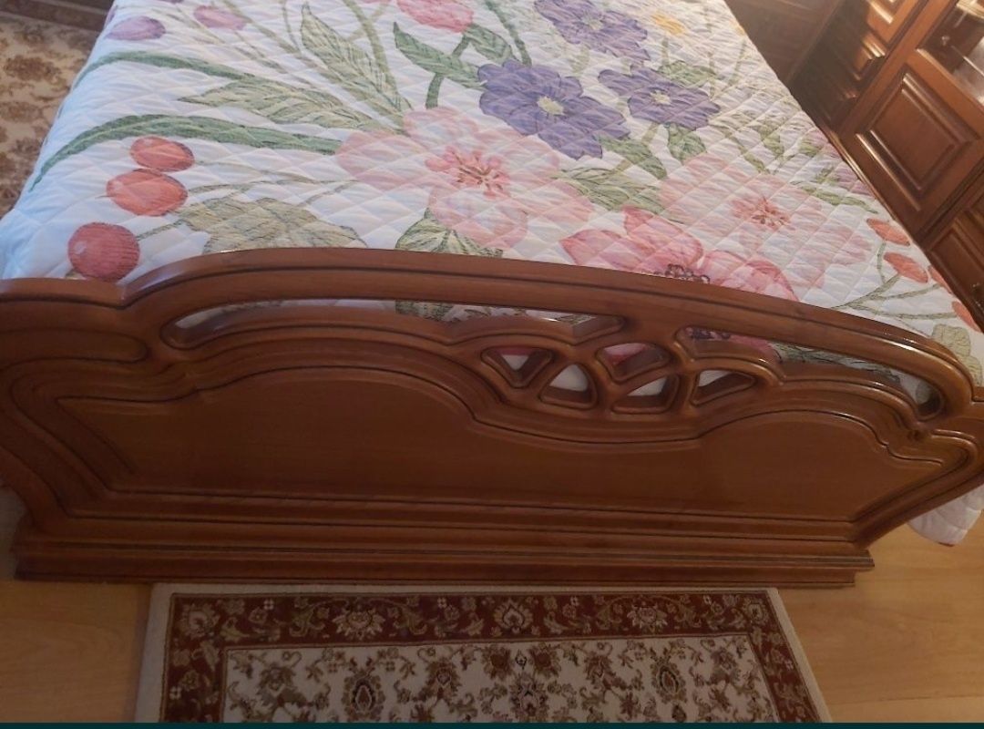 Cama + mesas de cabeceira em madeira