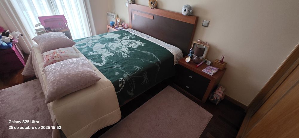 Cama 1,60 x 1,90 com 2 mesas de cabeceira