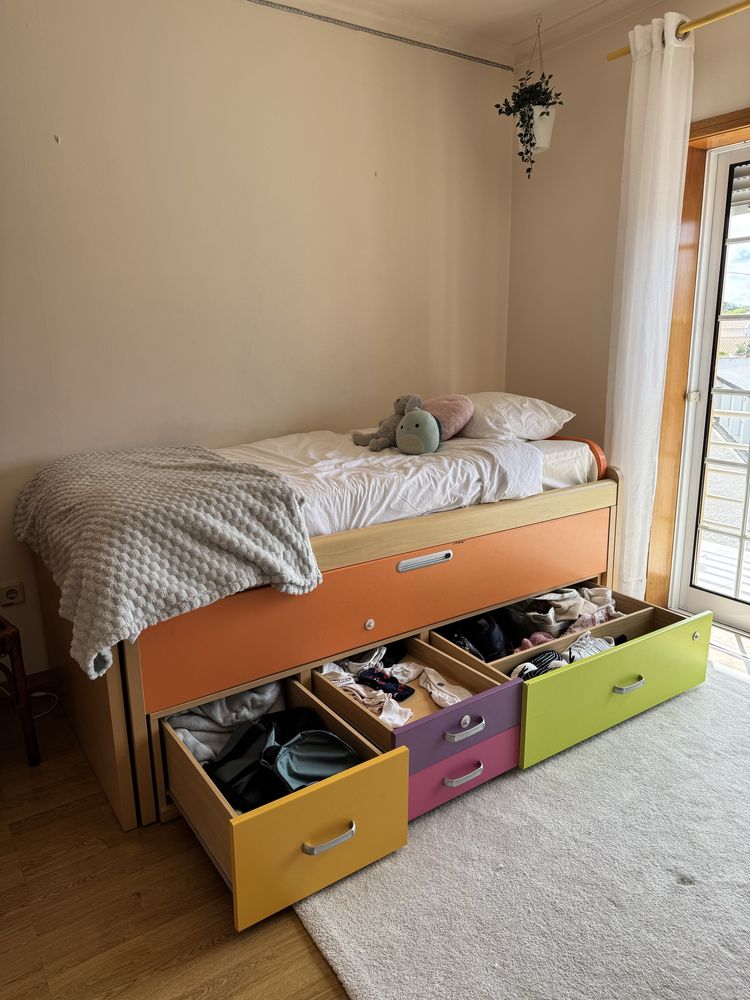 Cama dupla com 2 colchoes e arrumaçao