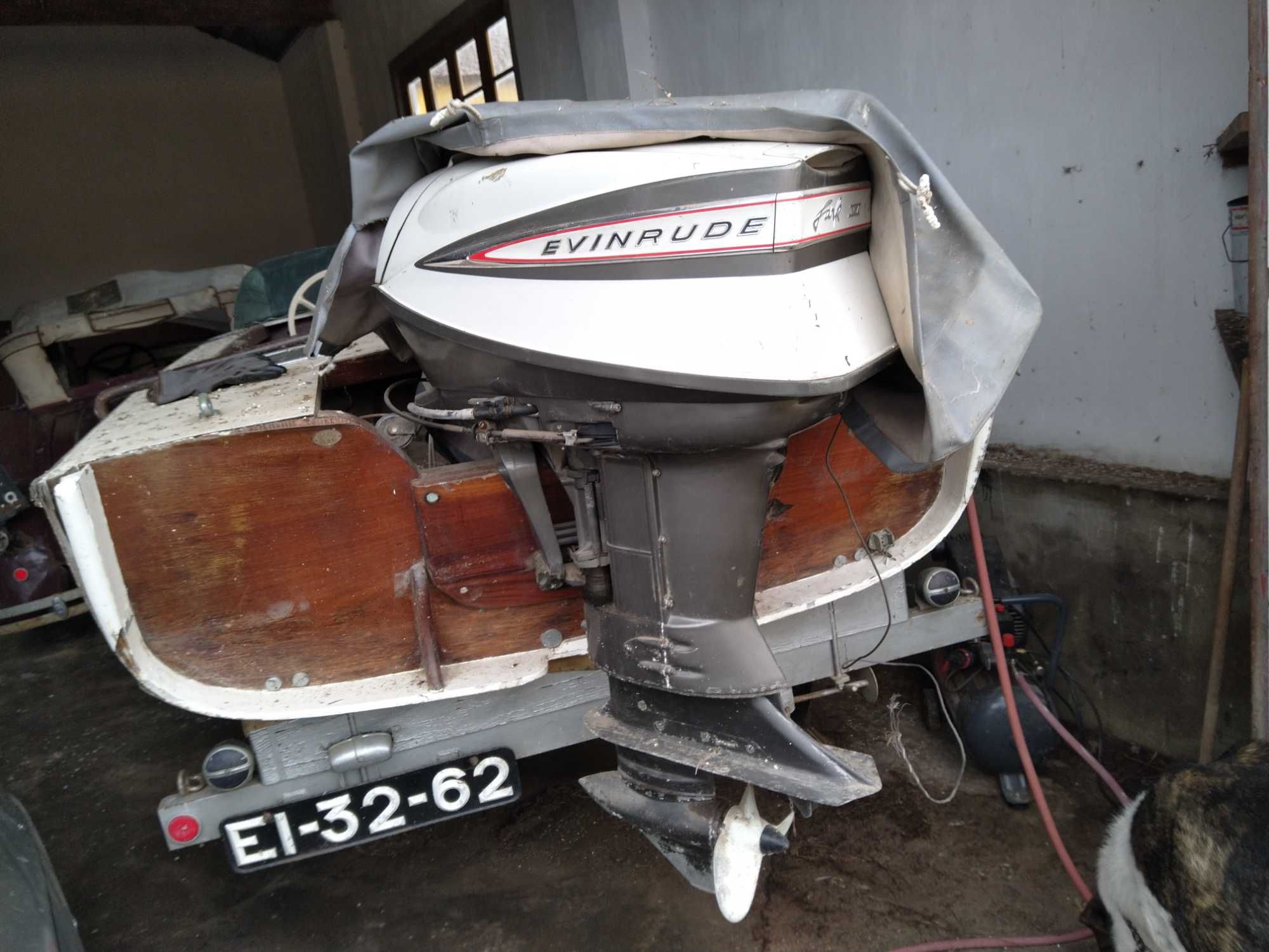 Barco de madeira, antigo com motor EVINRUDE e atrelado.
