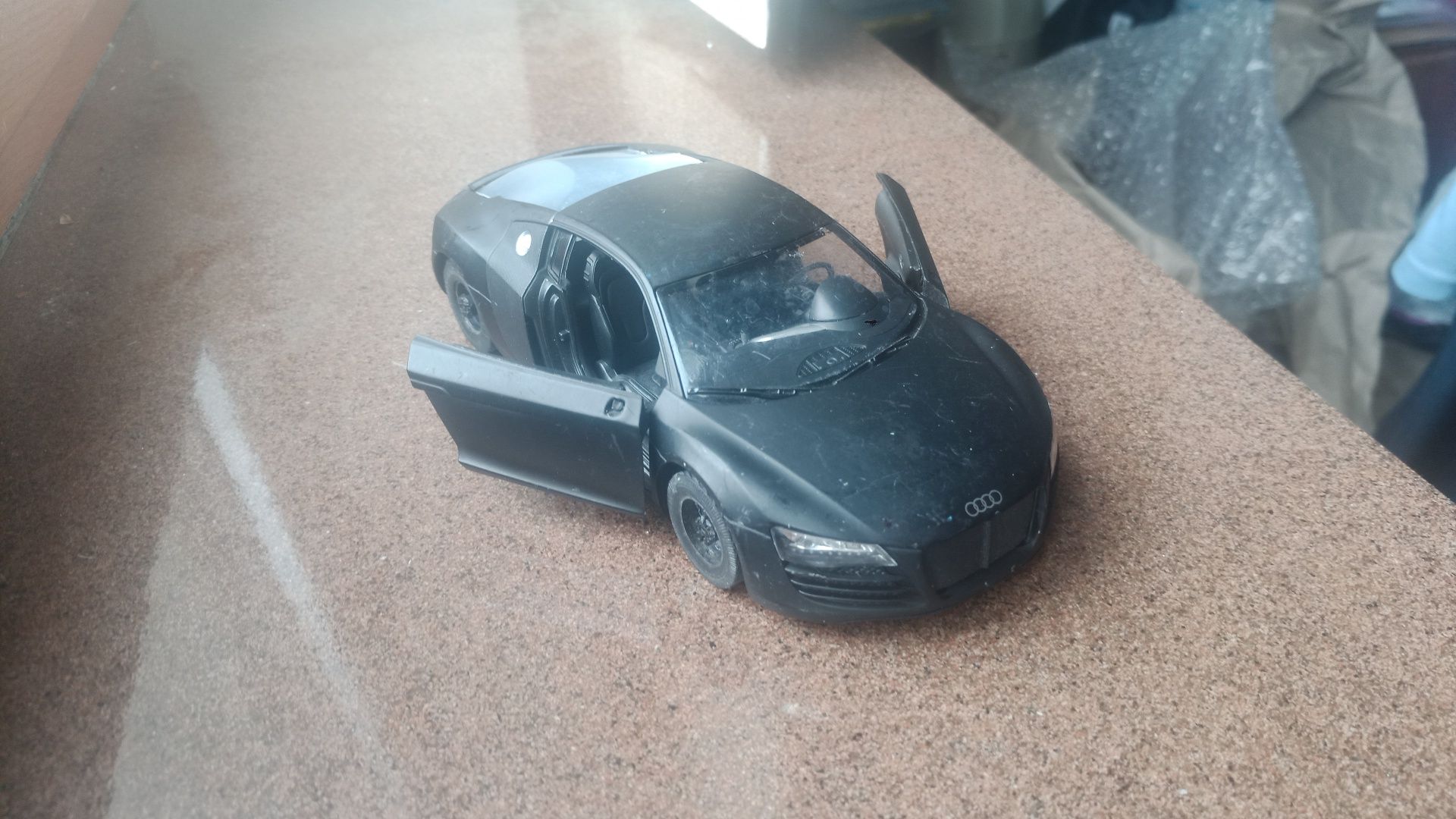 Модель 1:24 машинка Audi R8 металічна, близько 18см, недорого 
   Річ