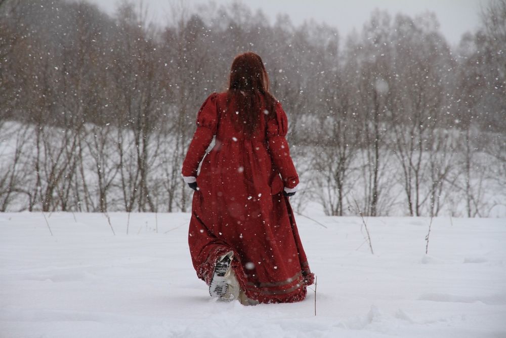 Czerwona suknia z kołnierzykiem
