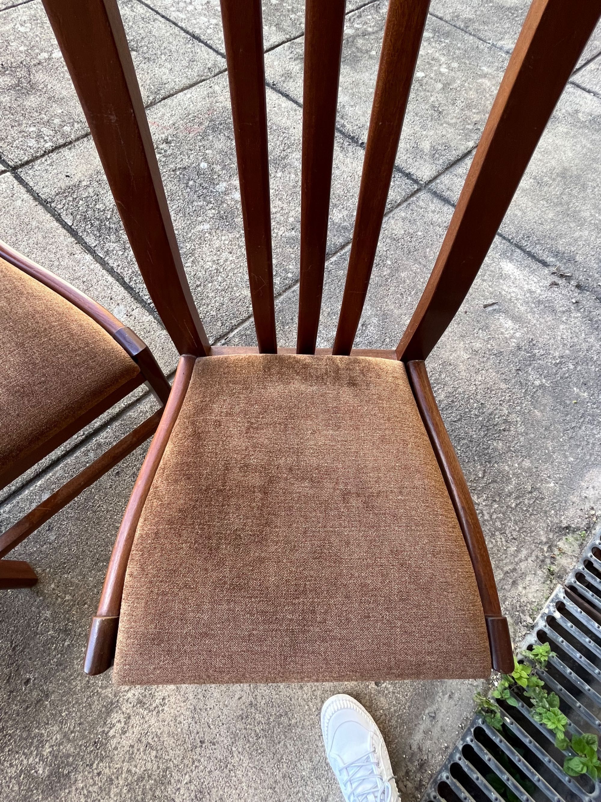 Cadeiras conjunto de 4 com assentos aveludados em castanho