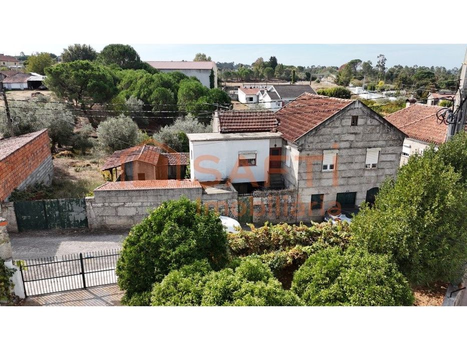 Moradia tradicional portuguesa em Granito, T3 com anexos e terreno