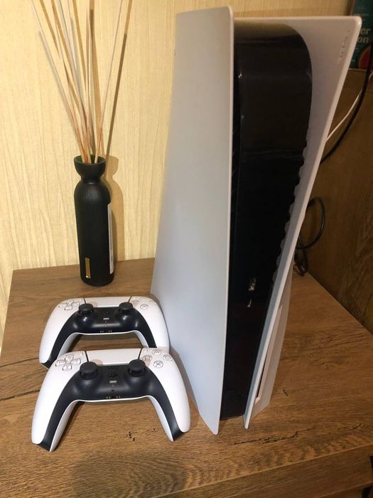 PlayStation 5 (с Blu-ray) + 2 оригинальных DualSense