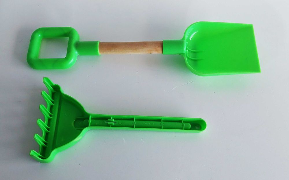 Pá e ancinho para brincar na praia