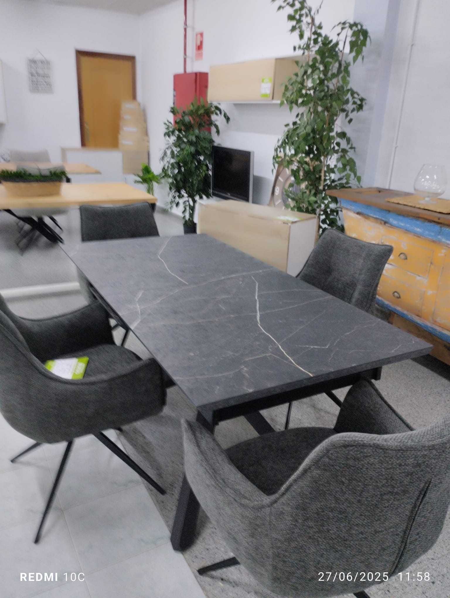LIQUIDAÇAO TOTAL  MESA Extensível na cor madeira ENVIO GRÁTIS